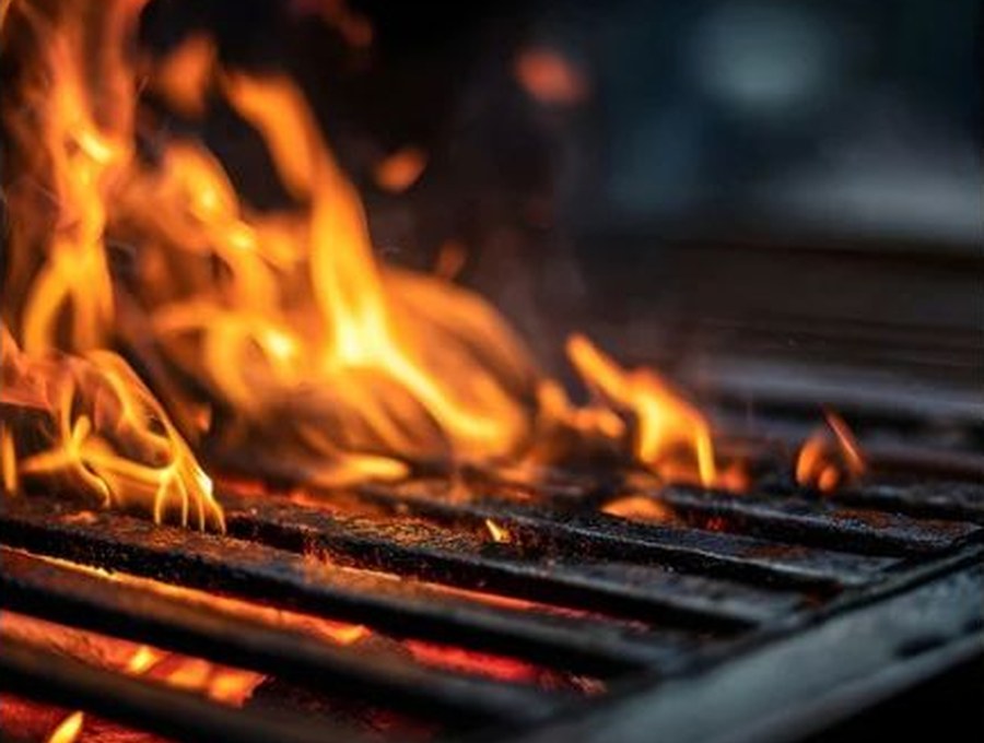 Parrilla encendida para preparar tacos con tortillas de harina