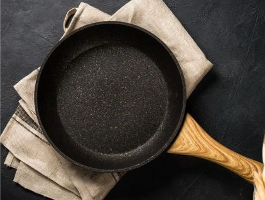 Sartén sobre mesa de cocina
