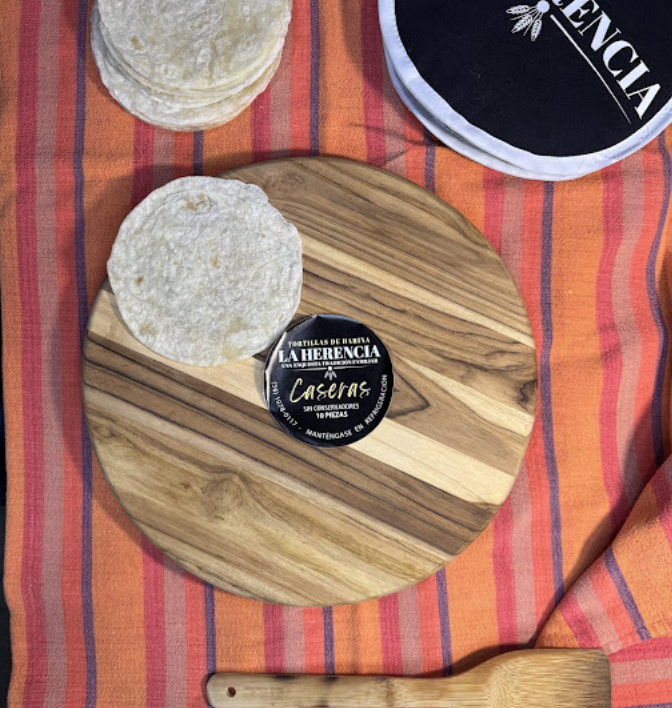 Paquete de tortillas La Herencia sobre tabla de madera